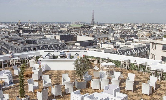 O restaurante La Paillote vai funcionar até o fim do verão no terraço da Galeries Lafayette