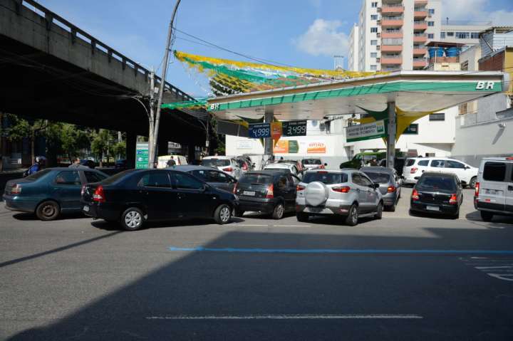 Greve provoca fila para abastecimento de combustível em posto de gasolina no Rio de Janeiro