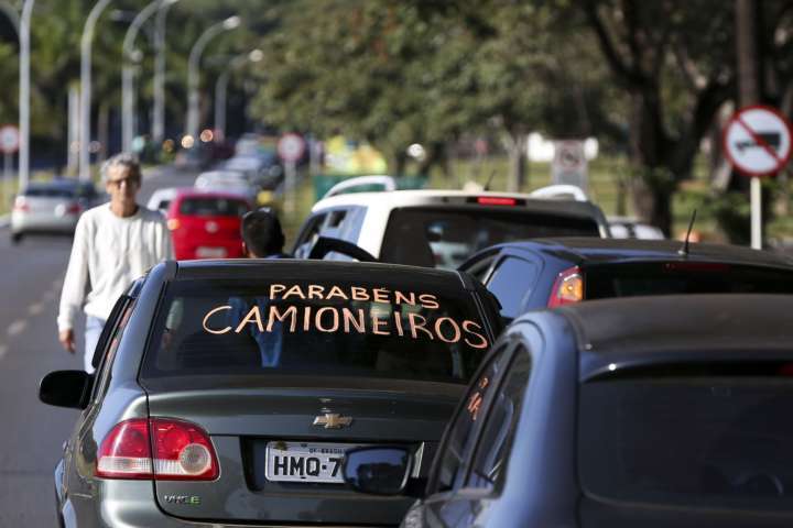 Brasilienses enfrentam até 4km de filas para abastecer em posto de combustíveis que vende gasolina a R$ 2,98