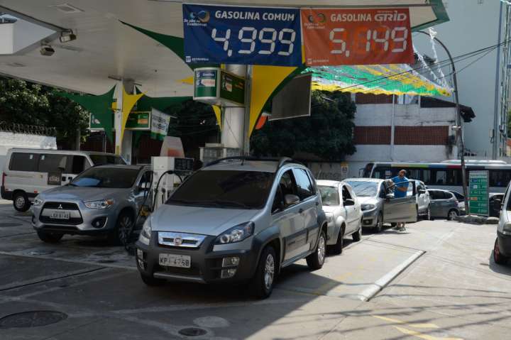 Greve de caminhoneiros provoca fila para abastecimento de combustível em posto de gasolina no Rio de Janeiro