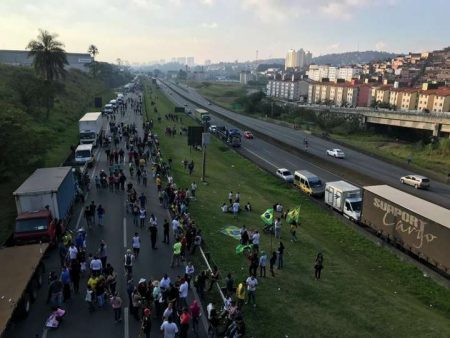 Greve dos caminhoneiros, via Anchieta próximo da entrada para o Rodoanel, em São Bernardo do Campo (SP)