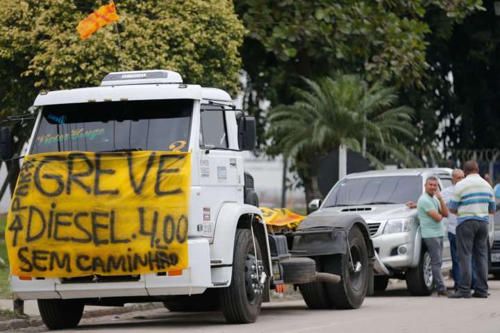 Caminhoneiros protestam contra elevação no preço do diesel