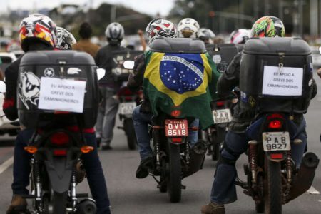 Motoboys fazem manifestação na Esplanada dos Ministéios, em apoio à greve dos caminhoneiros