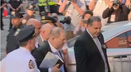 Harvey Weinstein se apresentou a um departamento policial de Manhattan às 7h25 desta sexta-feira