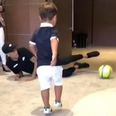 Filho de Simone jogando com Neymar