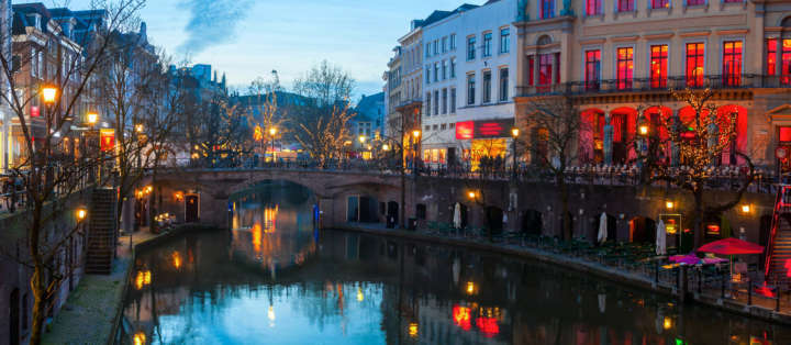 Centro antigo de Utrecht, com o canal Oudegracht em destaque