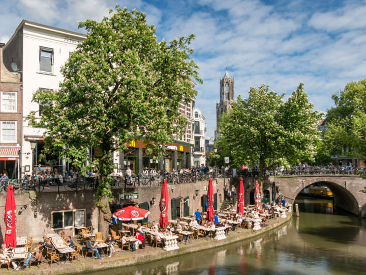 Bares e restaurantes ao longo do canal Oudegracht, em Utrecht (Holanda)