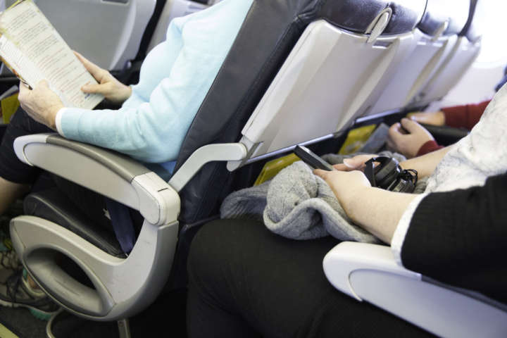 As principais reclamações dos passageiros incluem falta de espaço para as pernas e funcionários mal-educados
