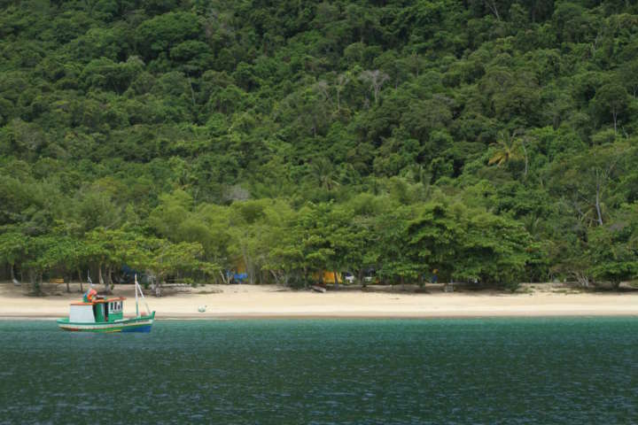 Praia de Parnaioca, no Mar de Fora, na Ilha Grande