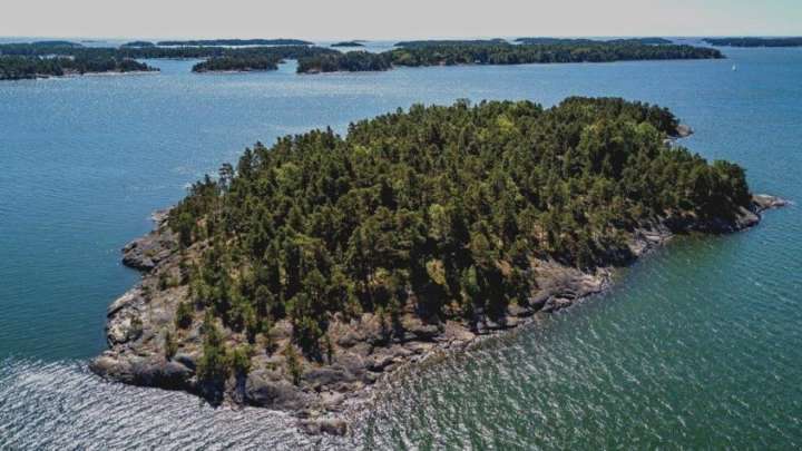 Vista da ilha da ilha privativa na costa Finlândia que abrigará um resort só para mulheres