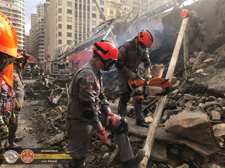 Bombeiros de São Paulo trabalham nos escombros do edifício que desabou
