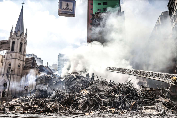 Prédio de 24 andares desaba após incêndio no Largo do Paissandu, em São Paulo