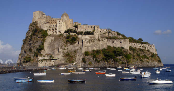 Vista do castello, na ilha italiana de Ischia