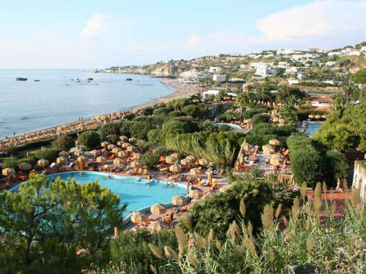 Um dos lugares mais visitados é o Parque Termal Poseidon Gardens, que é rodeado por 20 piscinas, uma vegetação exuberante