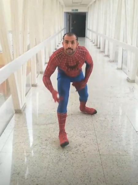 Kaysar fantasiado de Homem-Aranha