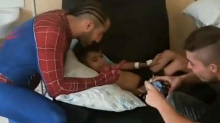 Kaysar vestido de Homem-Aranha visitando crianças em um hospital de Curitiba