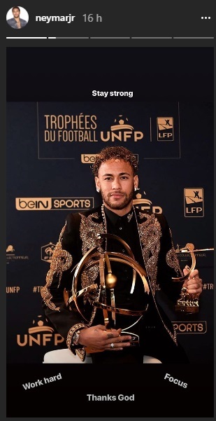 Neymar Jr. aparece com look extravagante em premiação do futebol francês