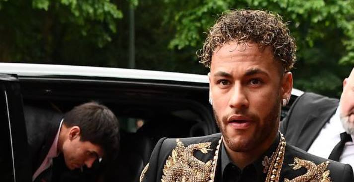 Neymar Jr. vai à premiação do futebol francês com look extravagante