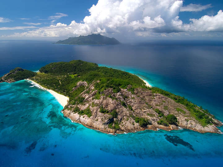 Vista da North Island, uma das ilhas de Seychelles que podem ser reservadas por completo