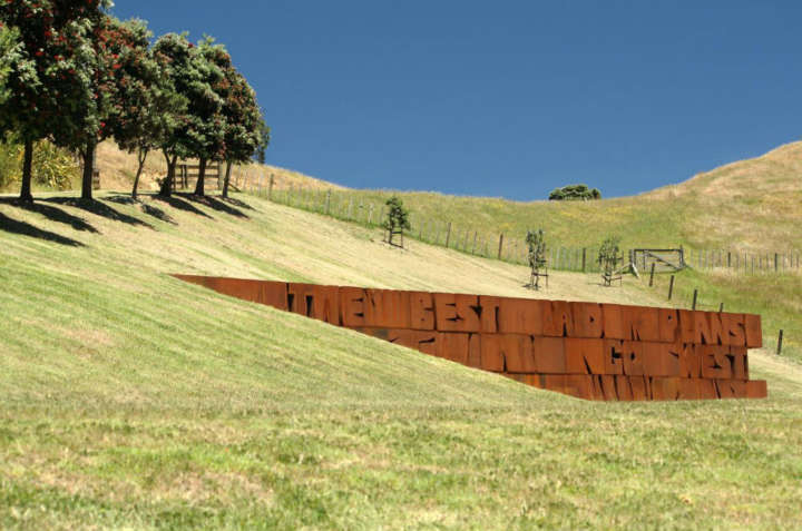 Também é possível se hospedar em um histórico chalé de dois quartos no Connells Bay Sculpture Park