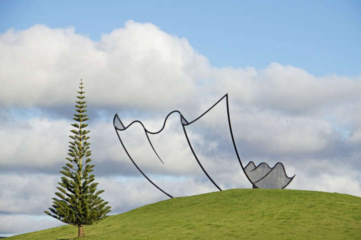 Escultura de Neil Dawson em Gibbs Farm, em Auckland, na Nova Zelândia