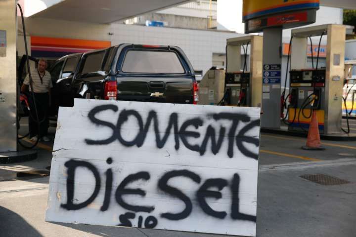 Greve de caminhoneiros causa desabastecimento de combustível em postos de gasolina