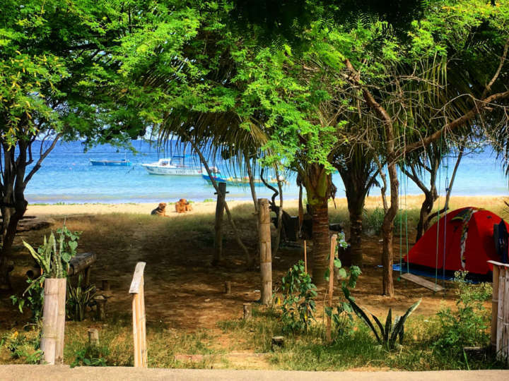 No canto de Puerto López conseguimos montar acampamento bem na beira da praia. Muito bom!