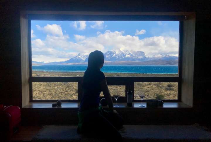 Vista dos quartos para o lago Sarmiento e montanhas nevadas