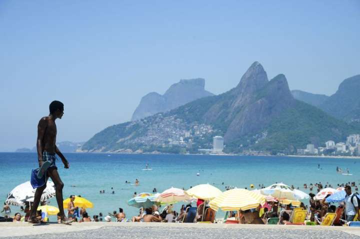 Cariocas e turistas lotam praias do Rio de Janeiro, principal destino dos viajantes estrangeiros