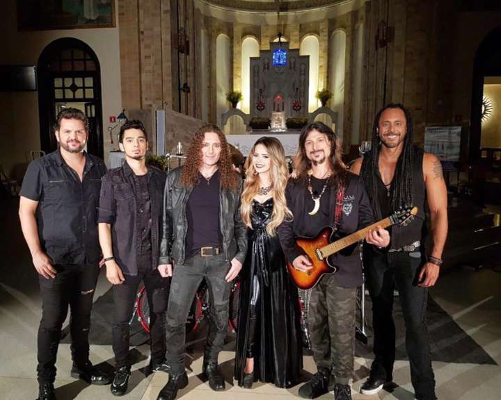 Sandy muda o visual para gravar com a banda de metal Angra