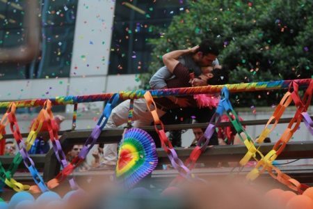 Atores da série Sense8 na Parada LGBT de São Paulo