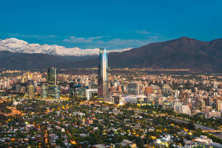 Vista da capital chilena Santigo, com o Skycostanera em destaque