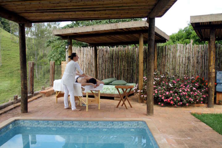 Massagem na piscina do Chalé Santa Catarina, em Socorro, no interior de São Paulo