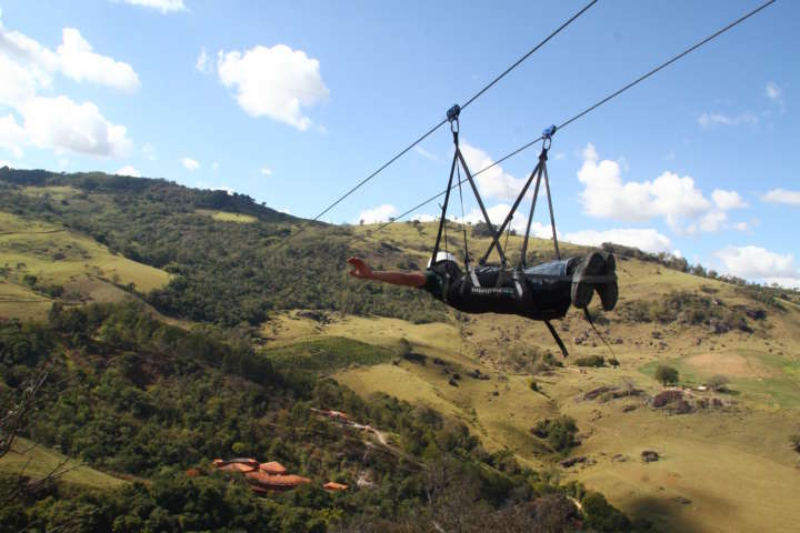 Tirolesa Voadora, no Parque dos Sonhos, em Socorro (SP); cidade é um dos destinos ideais para viajar de carro com crianças no feriado
