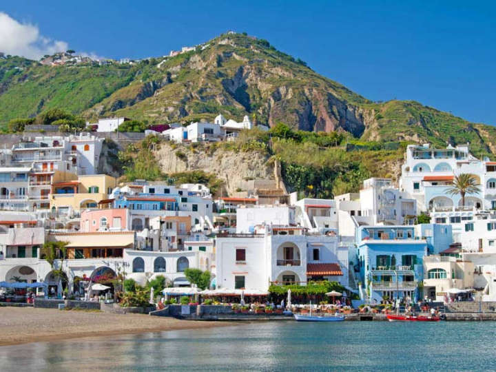 Para chegar em Ischia de avião, o aeroporto mais próximo é o internacional de Nápoles