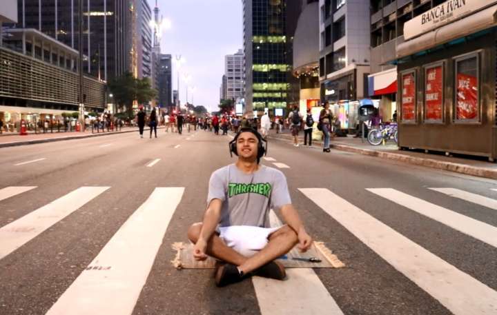 Grupo leva meditação para avenidas movimentadas de São Paulo