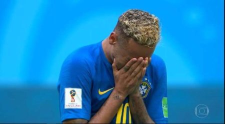 Neymar chora depois de vitória sobre a Costa Rica pela Copa do Mundo