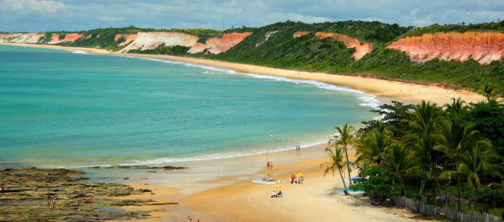 Vista da praia da Pitinga, em Arraial D’Ajuda, em Porto Seguro; destino tem pacotes de viagem em promoção na CVC