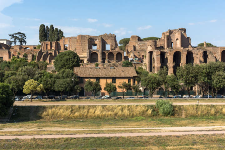 O Circo Massimo foi o maior estádio utilizado para corridas de bigas da Roma antiga