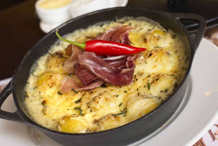 Gnocchi de brie ao molho alfredo e presunto serrano à “Daniel Alves” está entre os pratos criados para homenagear os jogadores de futebol do Brasil