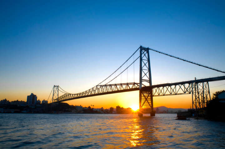Ponte Hercílio Luz, um dos cartões-postais de Florianópolis; destino tem passagens aéreas em promoção