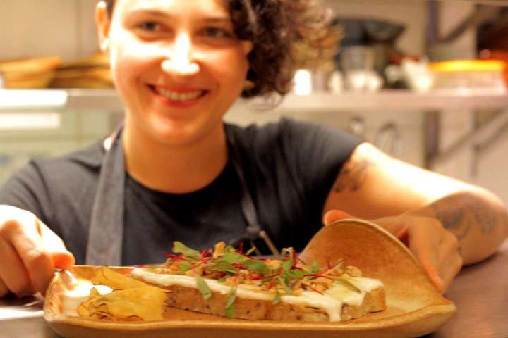 Natália Bourgogne na cozinha da Bou Tartineria