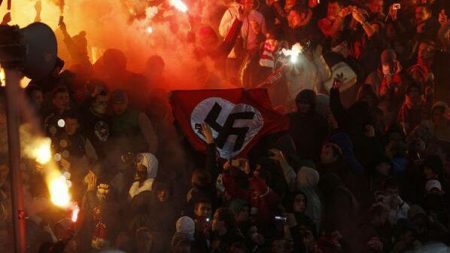 Após punição por ofensas racistas na Liga dos Campeões, torcedores do Spartak Moscou exibiram bandeira com a suástica em jogo do campeonato russo