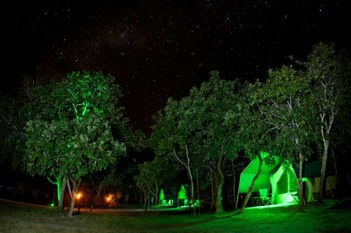 Glamping da Koruno no Jalapão possui 15 barracas espaçosas, equipadas com camas confortáveis e banheiro privativo