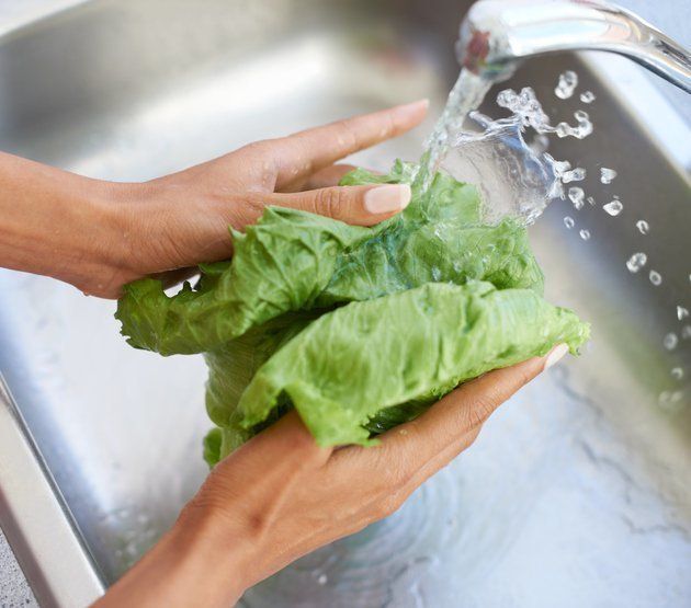 Higienizar bem os alimentos ajuda a retirar o excesso de agrotóxico
