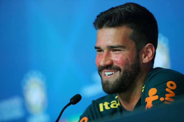 Alisson aparece com rosto vermelho, cheio de espinhas, e intriga fãs