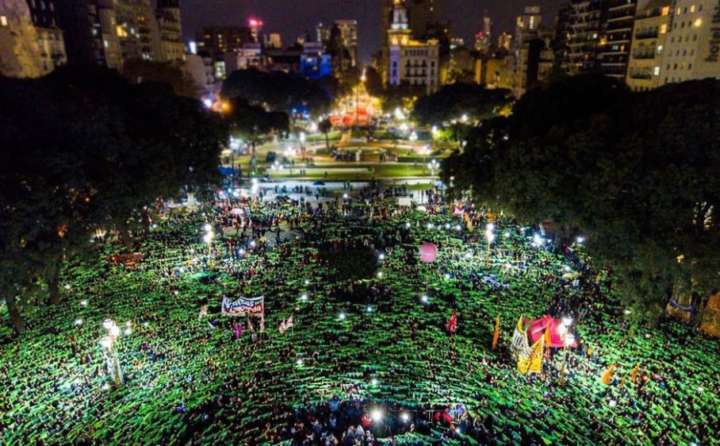 Manifestantes pró e contra a legalização do aborto faziam vigília em Buenos Aires