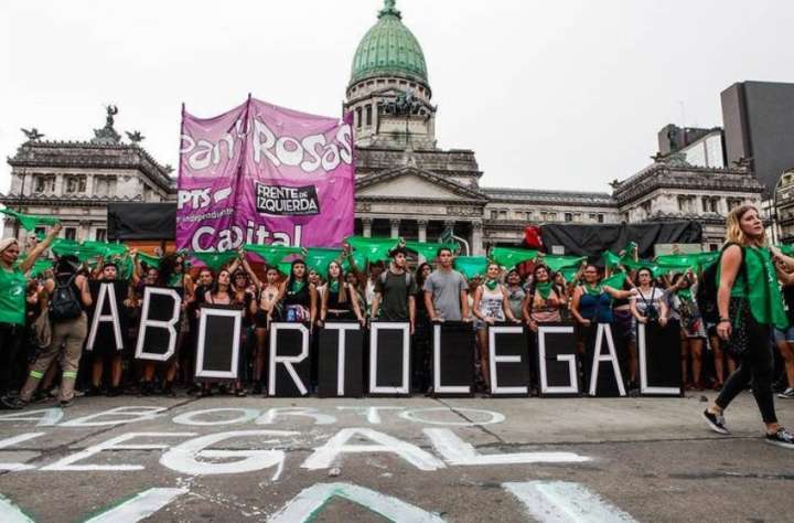 O projeto de lei pela legalização do aborto foi aprovado por 129 a favor e 125 contra