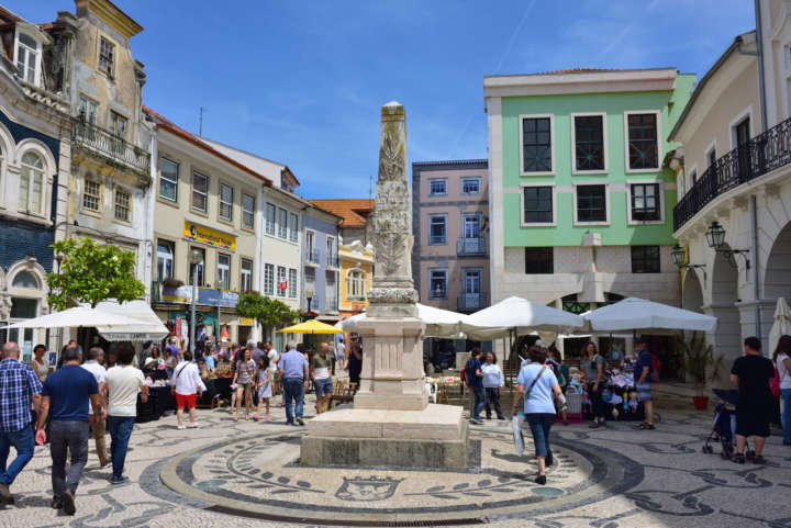 Turistas passeiam pelo centro histórico de Aveiro, no Centro de Portugal