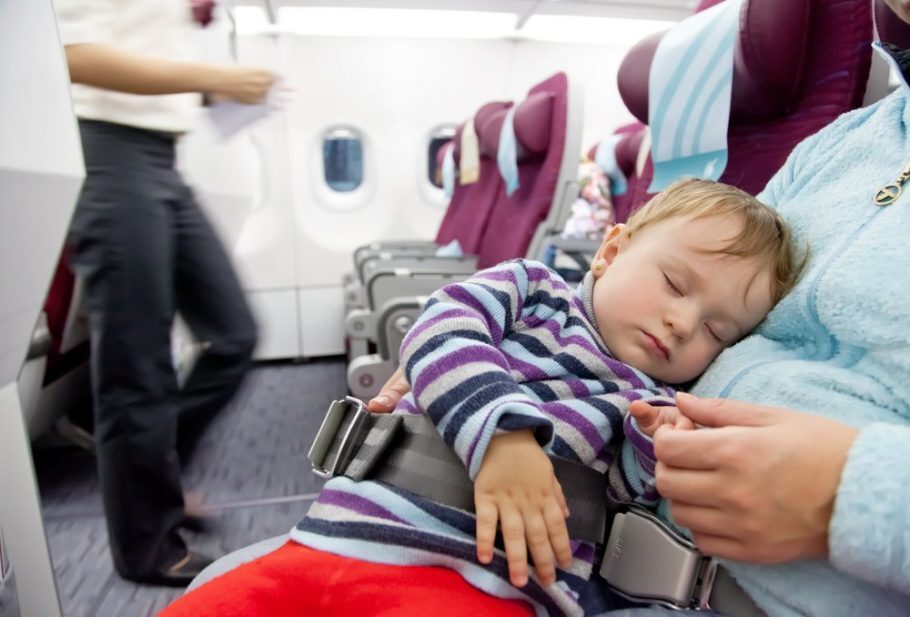 Com quantos meses um bebê pode viajar de avião?